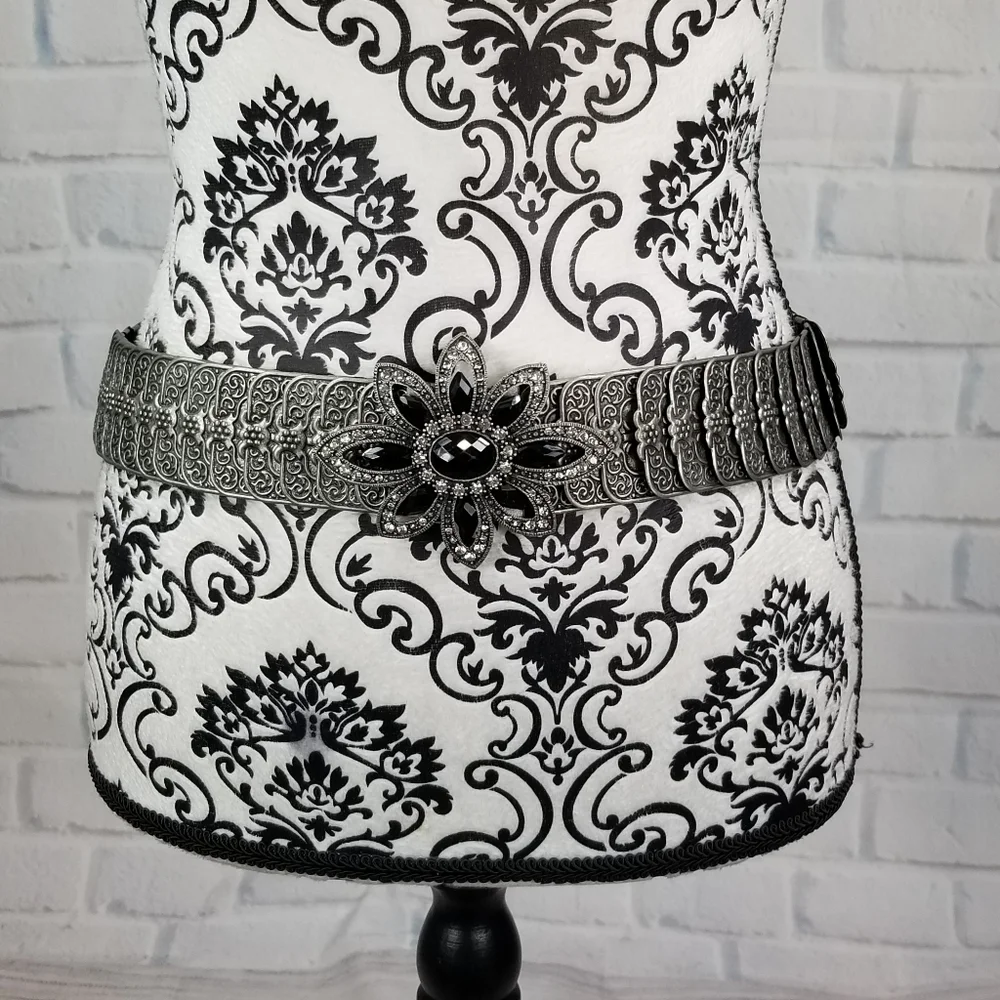 Beautiful Metal stretch jeweled belt hook Closure